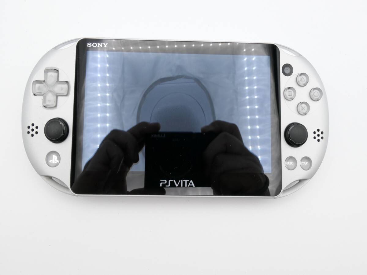 PlayStation Vita Wi-Fi model silver (PCH-2000ZA25) 32GB memory card attaching 