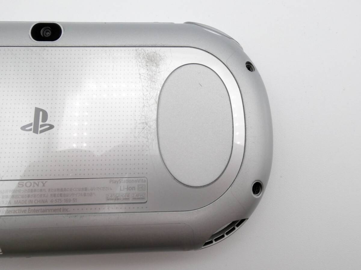 PlayStation Vita Wi-Fiモデル シルバー (PCH-2000ZA25)　32GBメモリーカード付き