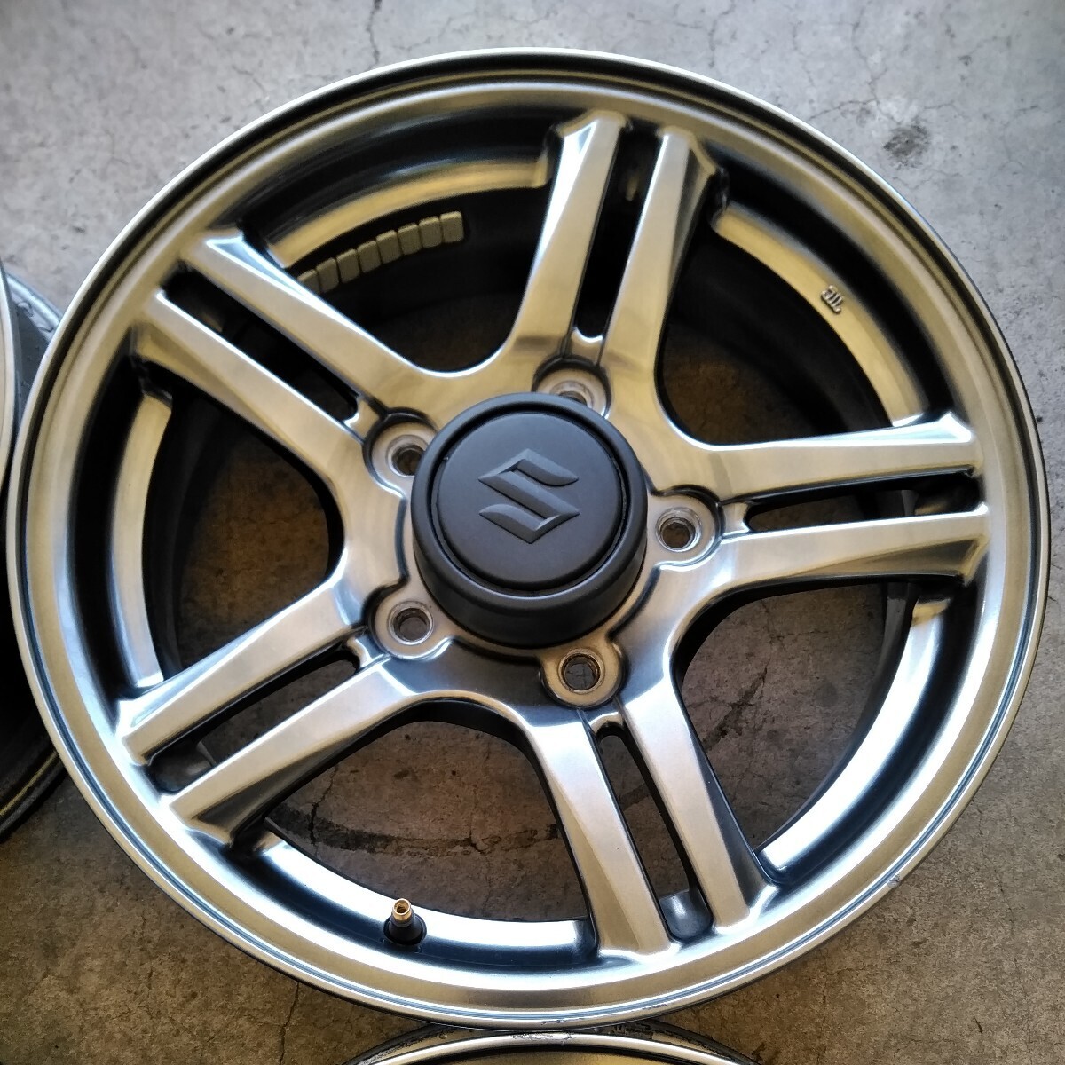 ジムニー JB23W 純正 軽量 アルミホイール 16×5.5J ET22 PCD139.7 5穴 ハブ:108mm クロスアドベンチャー ランドベンチャー１本5.4㎏の画像3