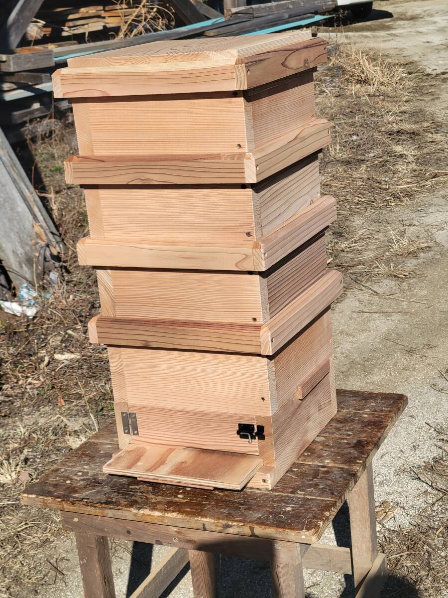 【実績に自信あり】日本蜜蜂　重箱式巣箱　四段　底板引き出し式　扉付き内検可能【丈夫で長持ち】【シンプルが一番】