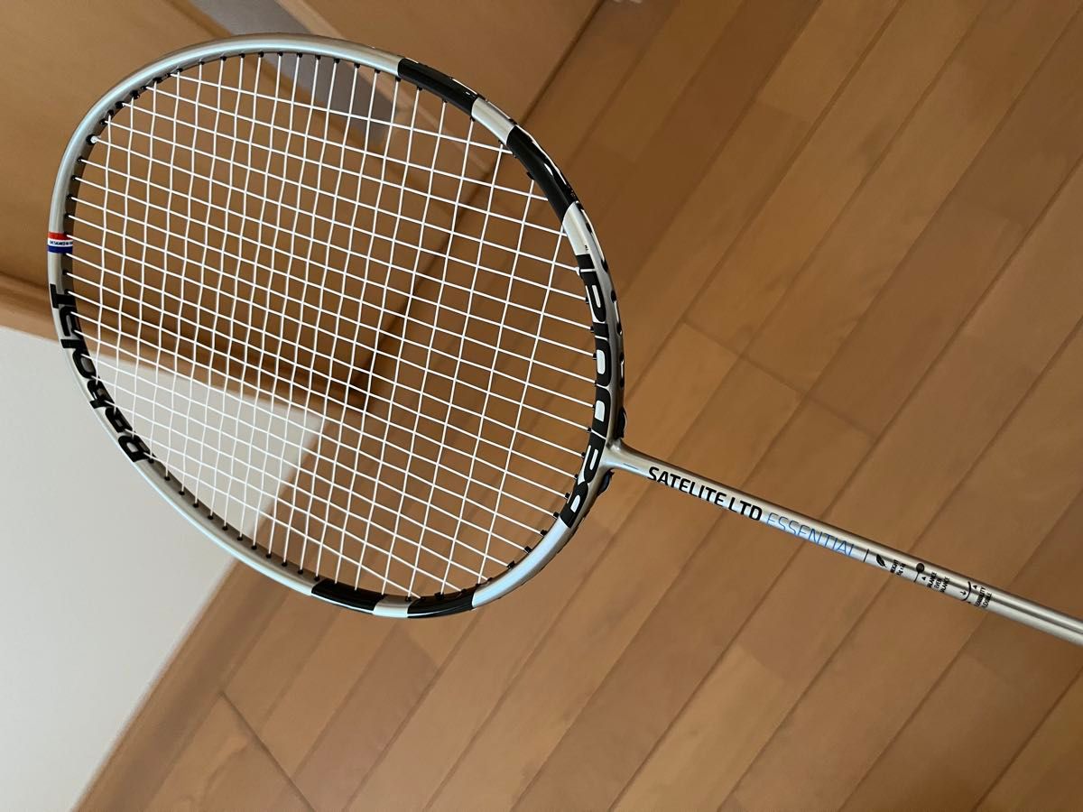 新品 限定 BabolaT バボラ サテライト リミテッド 6.5 エッセンシャル バドミントンラケット バドミントン ラケット