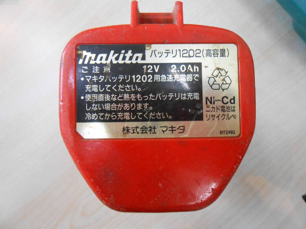 24663 中古品 マキタ 充電式インパクトドライバ 6913D DC12V 回転数0-2200/min 打撃数0-3000/min バッテリ2個 充電器通電確認済みの画像6