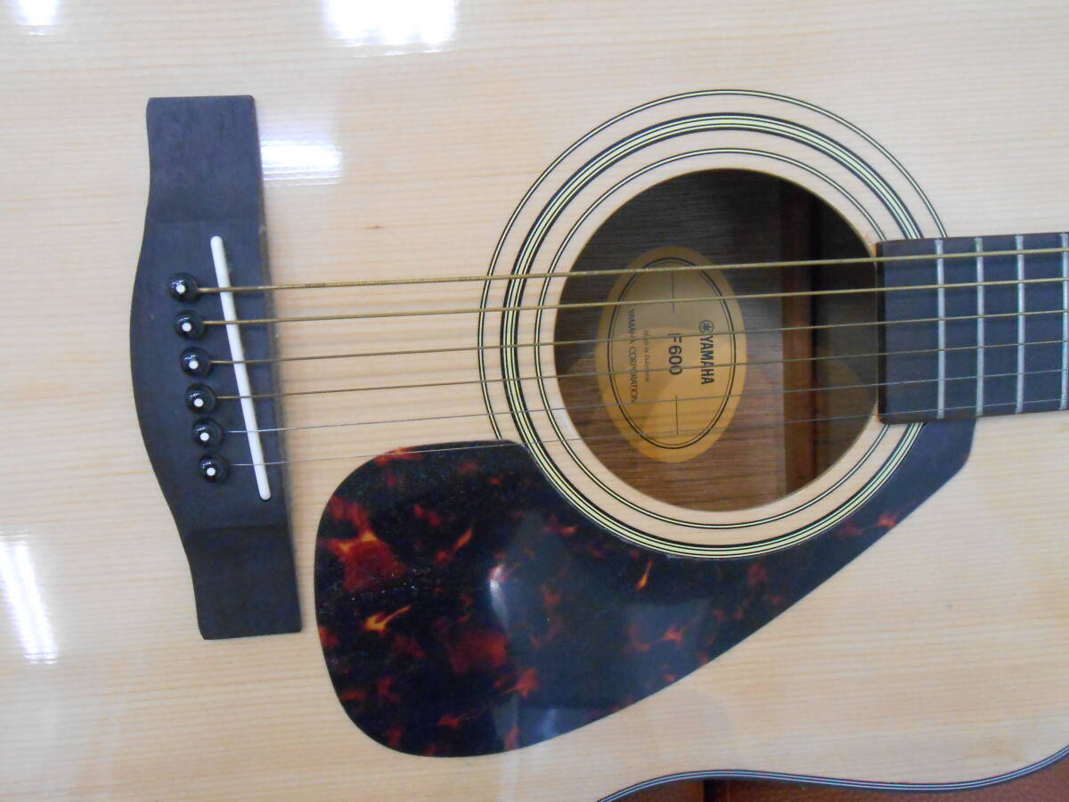 24643 譲渡・中古品 YAMAHA アコースティックギター F600 6弦 ケース付 ギターたて付 インドネシア製の画像4
