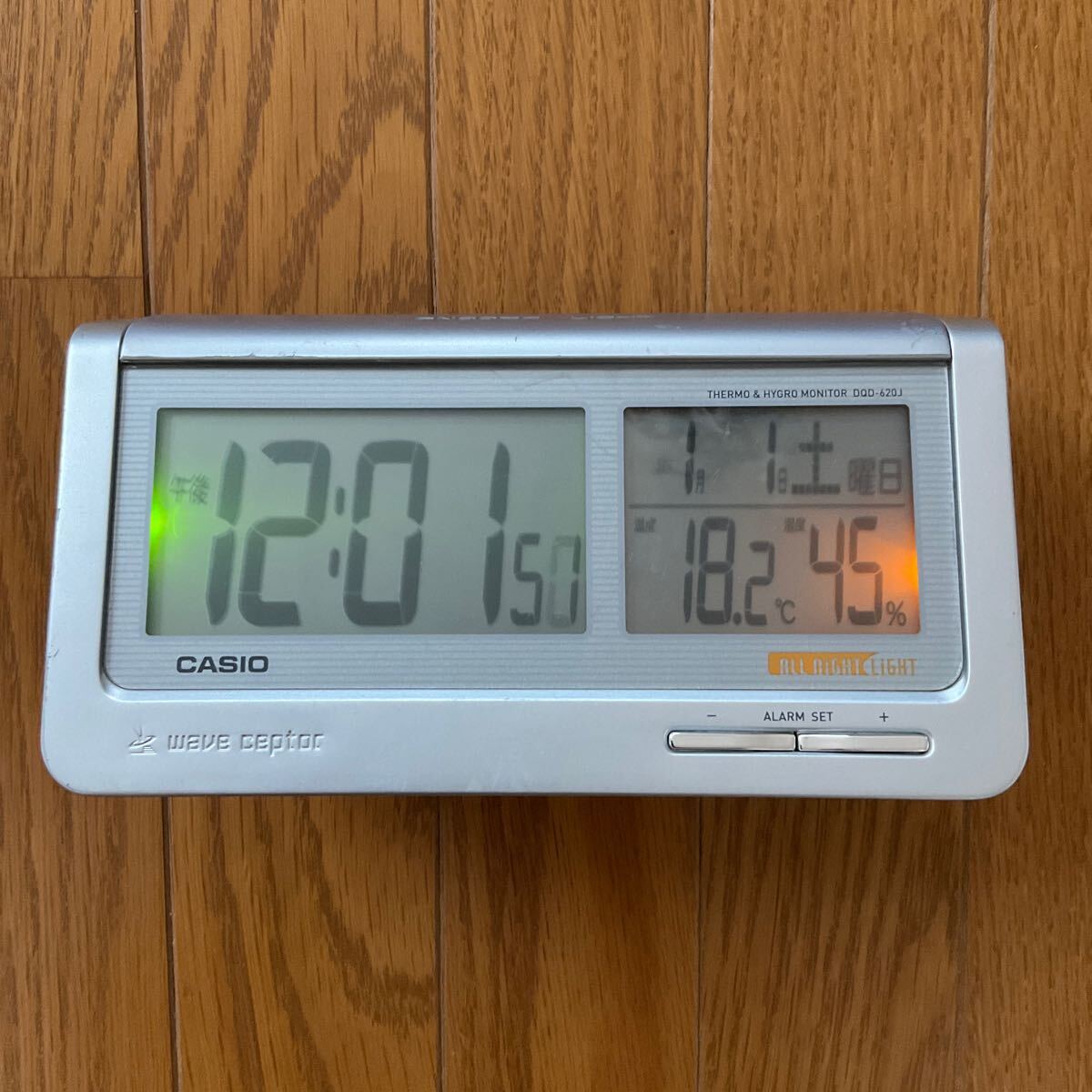 【傷あり】CASIO★デジタル電波目覚まし時計★温度湿度計付き★DQD-620J_画像3