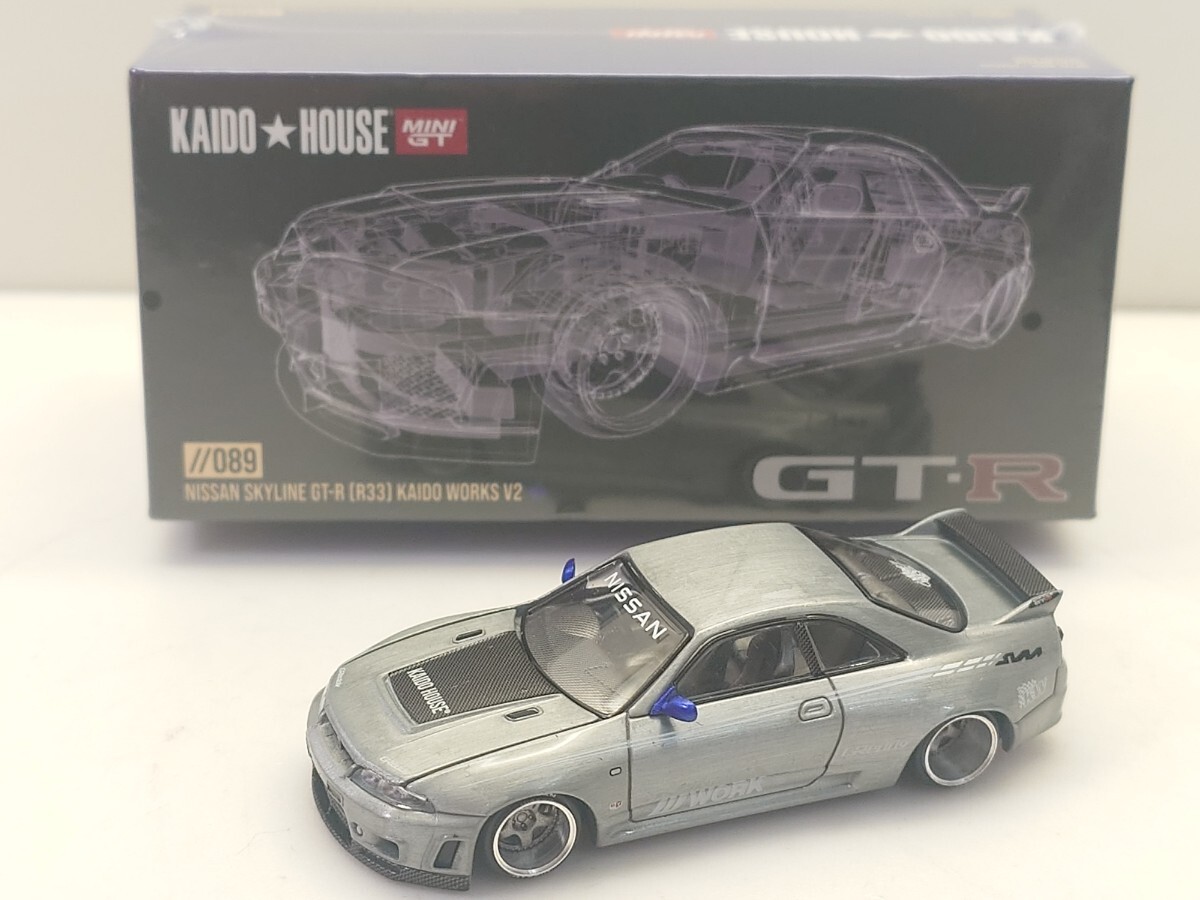 【チェイスカー・シークレット】 KAIDO HOUSE x TSM ミニGT 1/64 日産 スカイライン GT-R R33 Kaido Works V2 右ハンドル 色違い 62CAFH_画像1