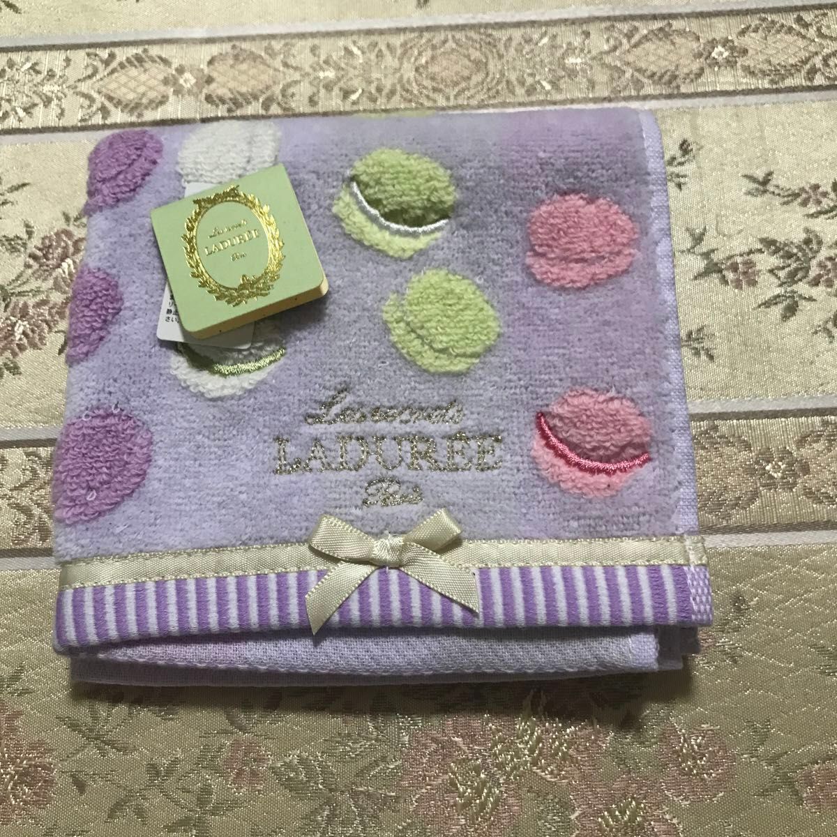 未使用タグ付き　LADUREE/ラデュレ　タオルハンカチ　かわいいマカロン柄　リボン　刺繍　約27×27cm