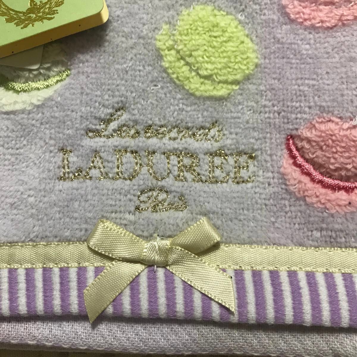 未使用タグ付き　LADUREE/ラデュレ　タオルハンカチ　かわいいマカロン柄　リボン　刺繍　約27×27cm