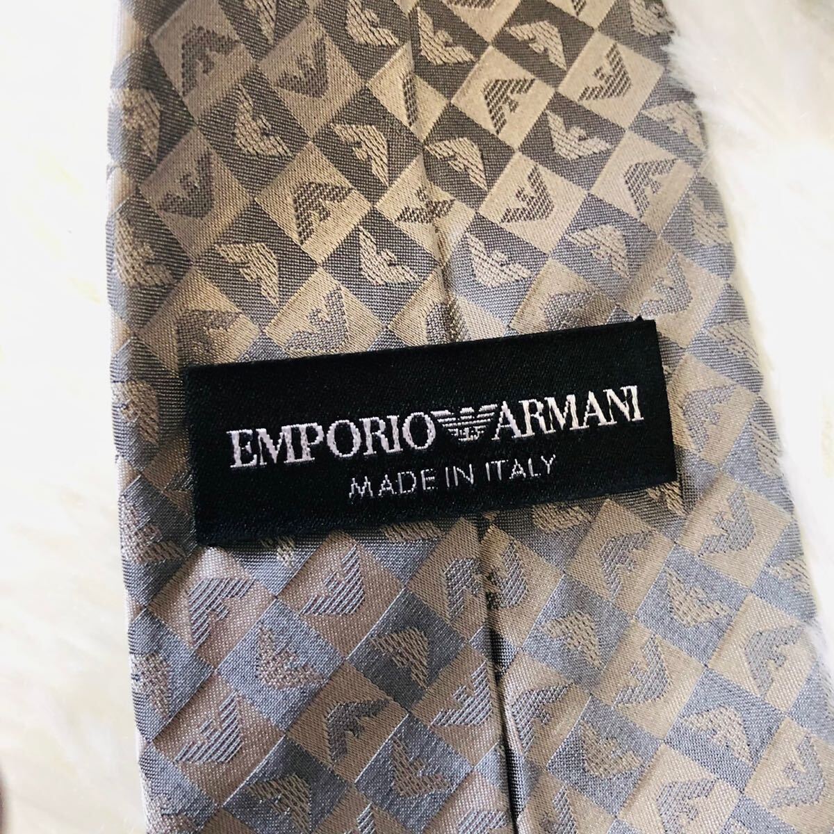 EMPORIO ARMANI エンポリオアルマーニ メンズ 男性 紳士 ネクタイ ブランドネクタイ ロゴ 総柄 レア グレー 美品 未使用に近い 剣先 8.3cm_画像4