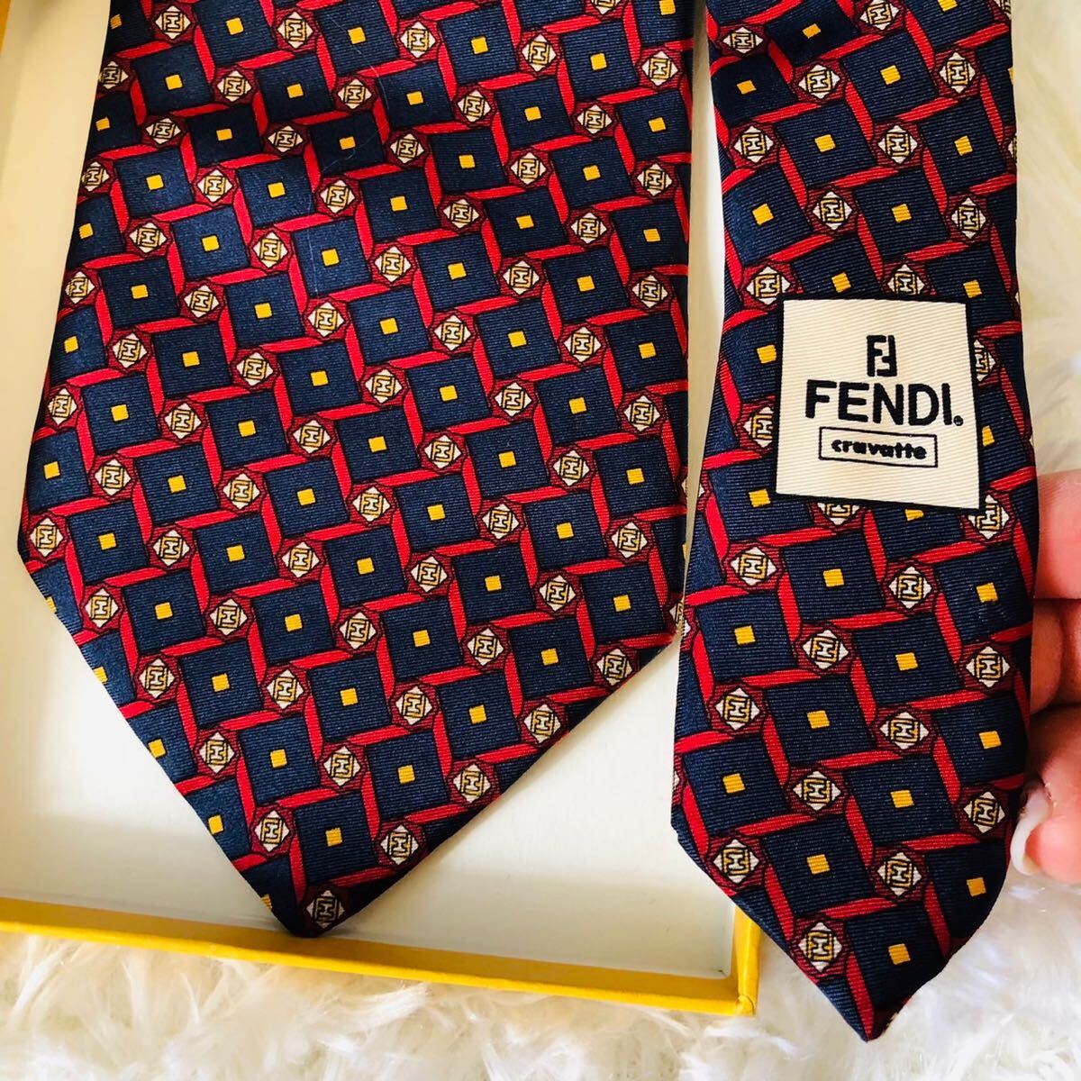 FENDI フェンディ メンズ 男性 紳士 ネクタイ ブランドネクタイ 総柄 ズッカ柄 ネイビー 紺 赤 ビジネス 結婚式 通勤 スーツ 剣先 10cm_画像4