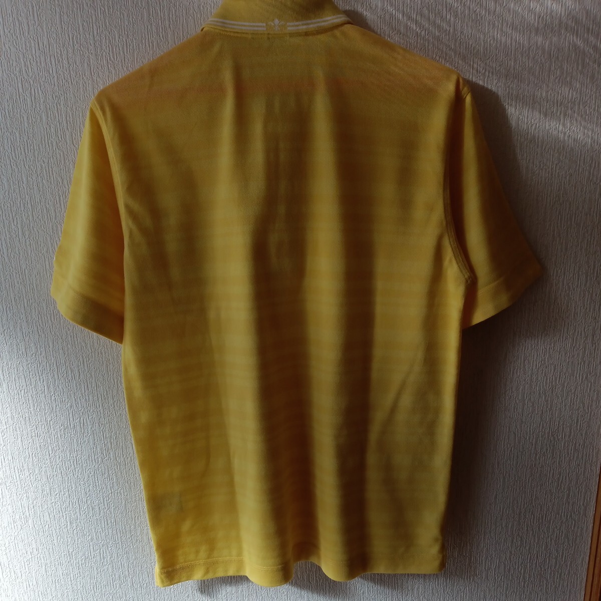 adabat　ゴルフウェア　お洒落な半袖ポロシャツ　サイズは48　イエロー系　美品_画像3