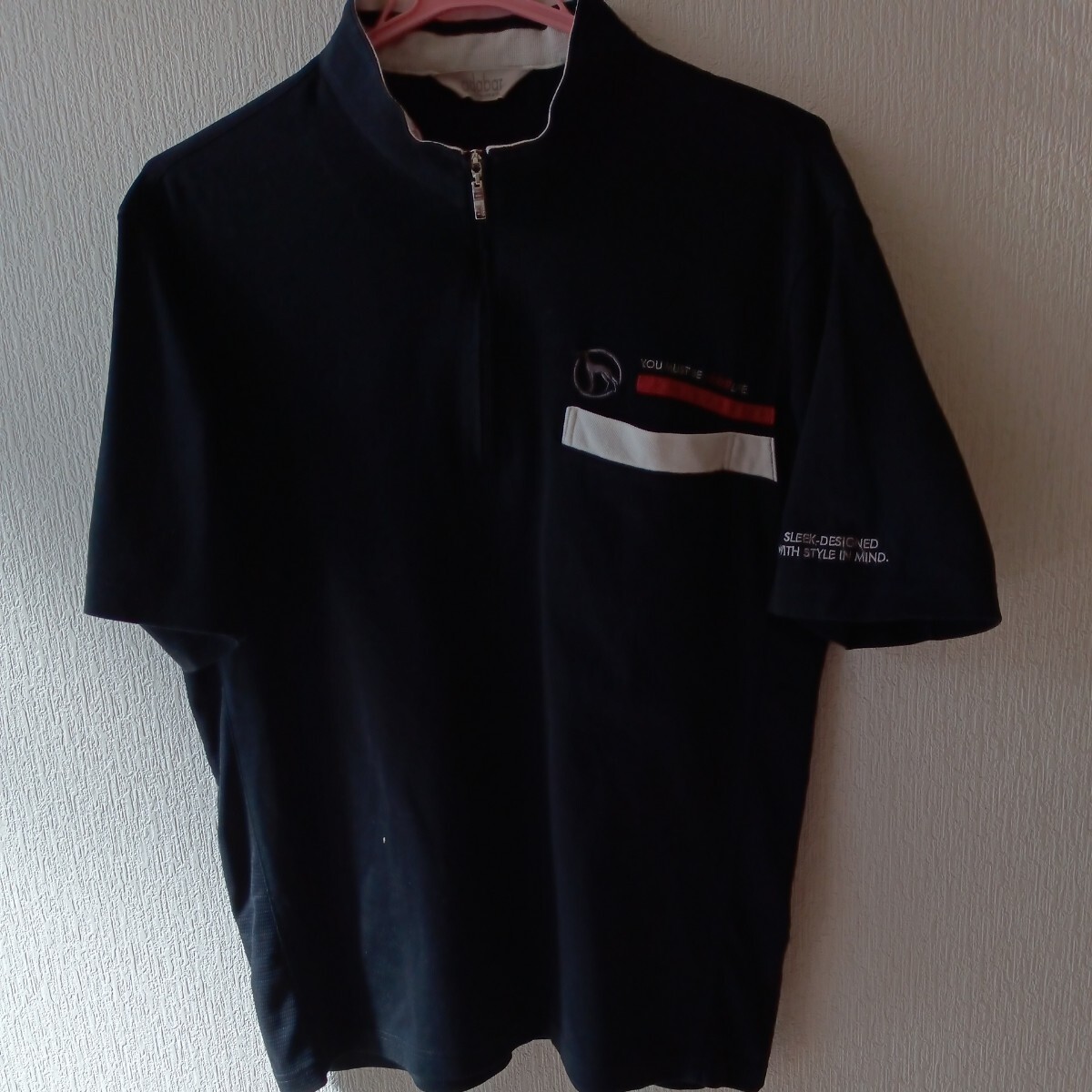 adabat　ゴルフウェア　お洒落なハーフジップ半袖シャツ　サイズは48　黒系　美品_画像2