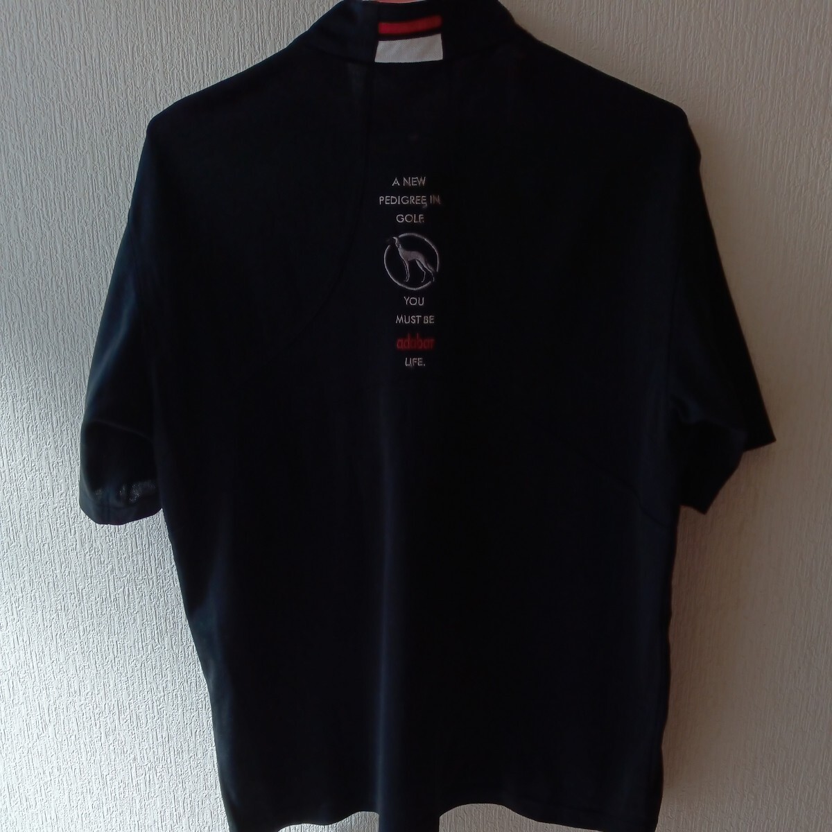 adabat　ゴルフウェア　お洒落なハーフジップ半袖シャツ　サイズは48　黒系　美品_画像3