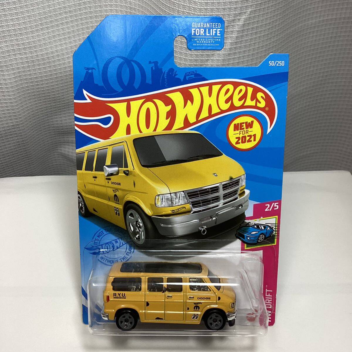 ☆ホットウィール☆ ダッジ バン 黄色　ムーンアイズ Hot Wheels_画像2