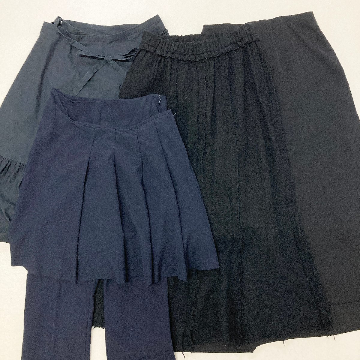 ●COMME des GARCONS コムデギャルソン tricot/robe de chambre 4点 まとめ売り スカート パンツ 黒系 サイズMIX レディース 1.45kg●_画像1