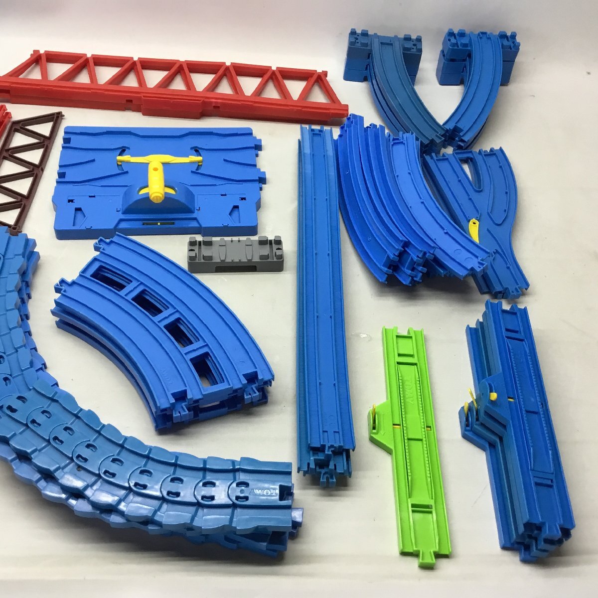 ■TOMY　トミー　プラレール　パーツなど　まとめ売り　線路／駅舎／トンネルなど　ほぼ線路　中古品 /13.68kg■_画像5