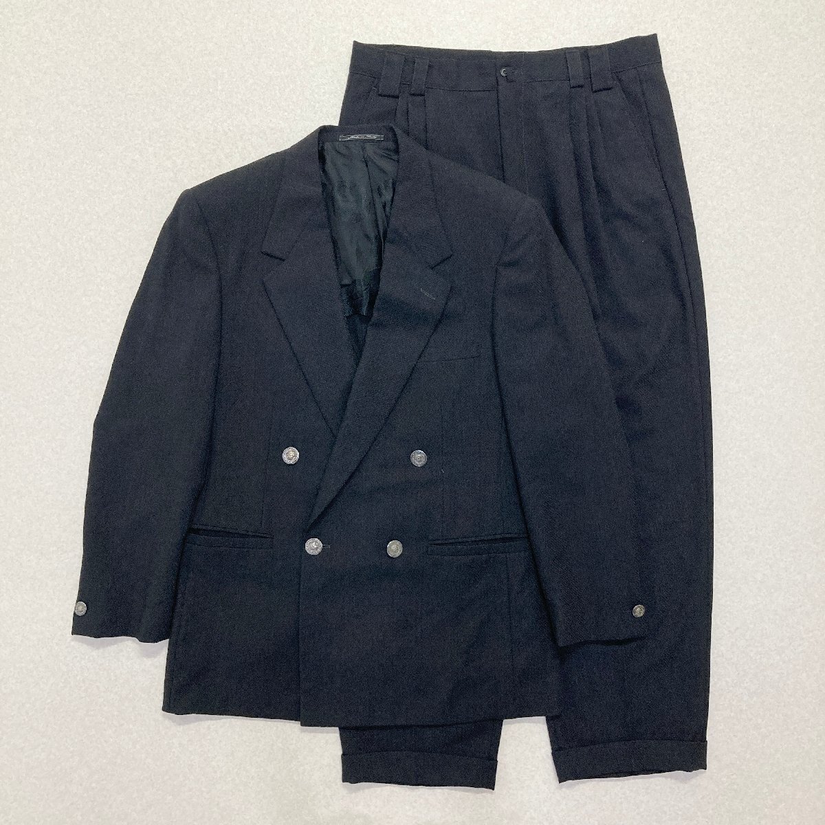 ●GIANNI VERSACE ジャンニ ヴェルサーチ セットアップ スーツ ジャケット パンツ ダブル イタリア製 ブラック サイズ52 メンズ 1.18kg●_画像1