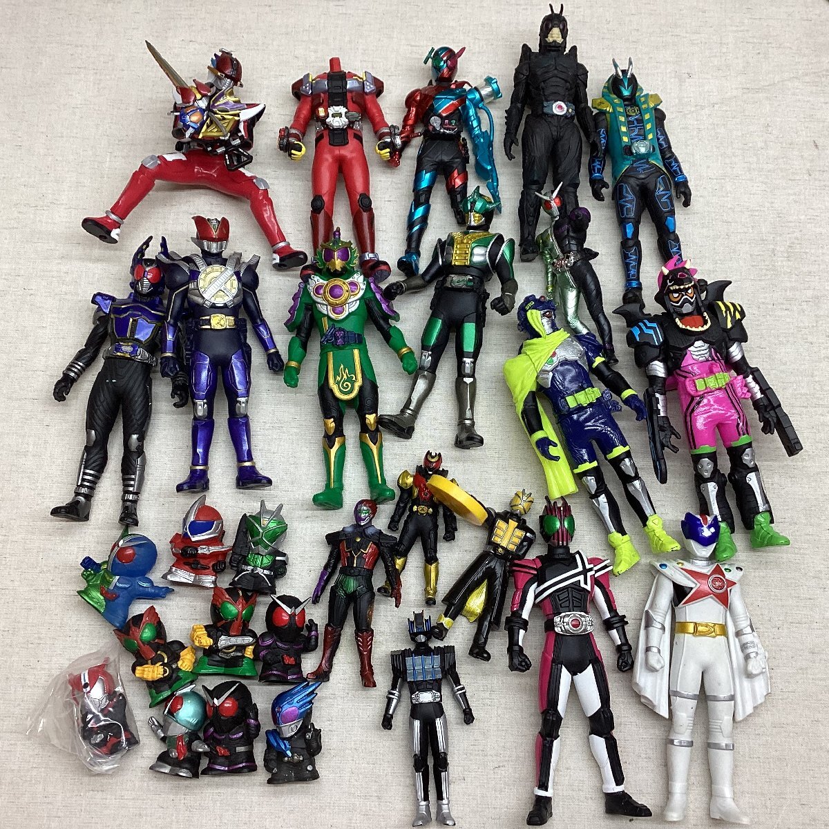 ■MASKED RIDER 仮面ライダー ソフビ まとめ売り 種類いろいろ パーツ欠品などあり 中古品 /10.84kg■_画像2