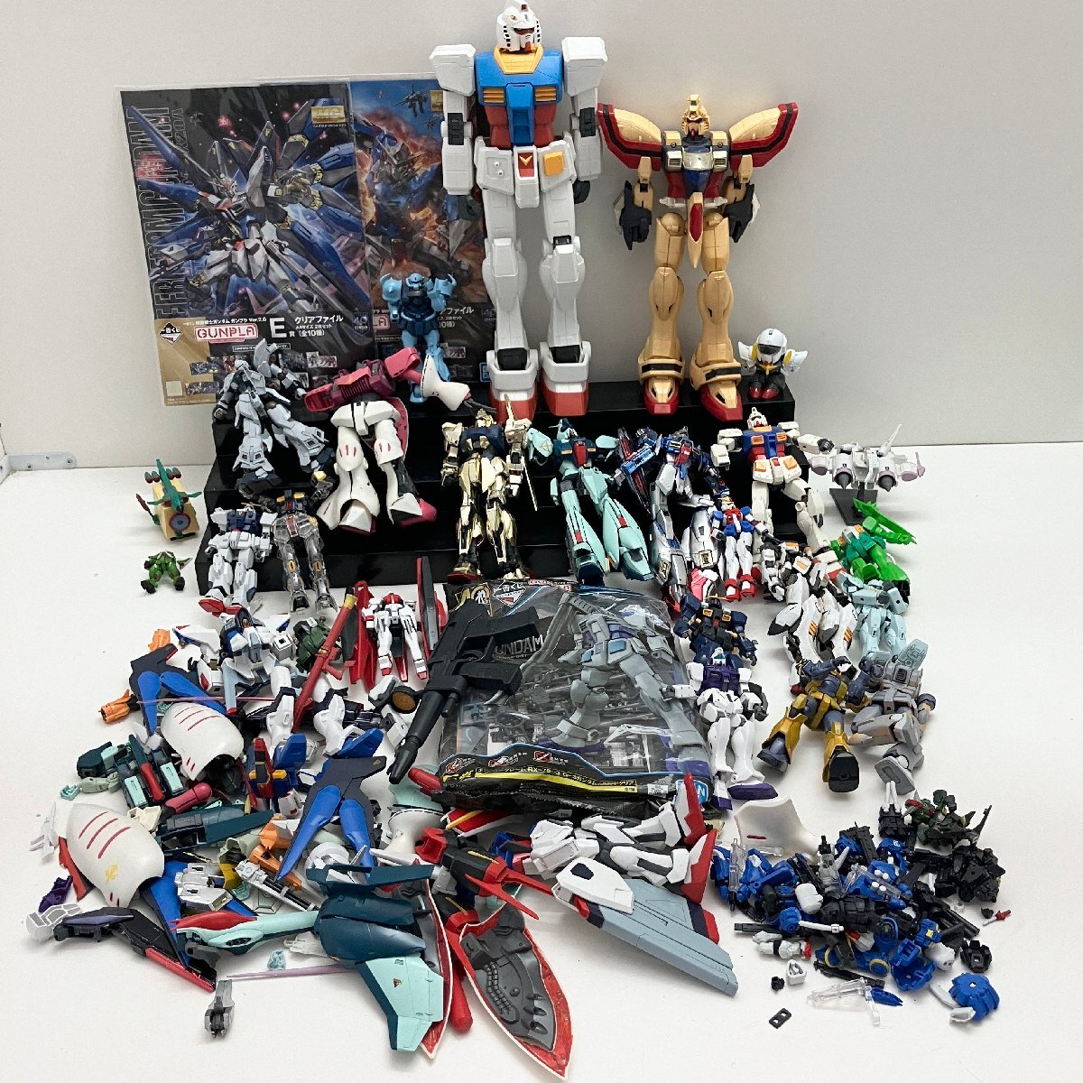 ◆【ジャンク品】 ガンプラ 機動戦士ガンダム プラモデル 雑貨 まとめ売り 20点以上 組み立て済 パーツ 現状品 (GB)M/G60329/4/4_画像1