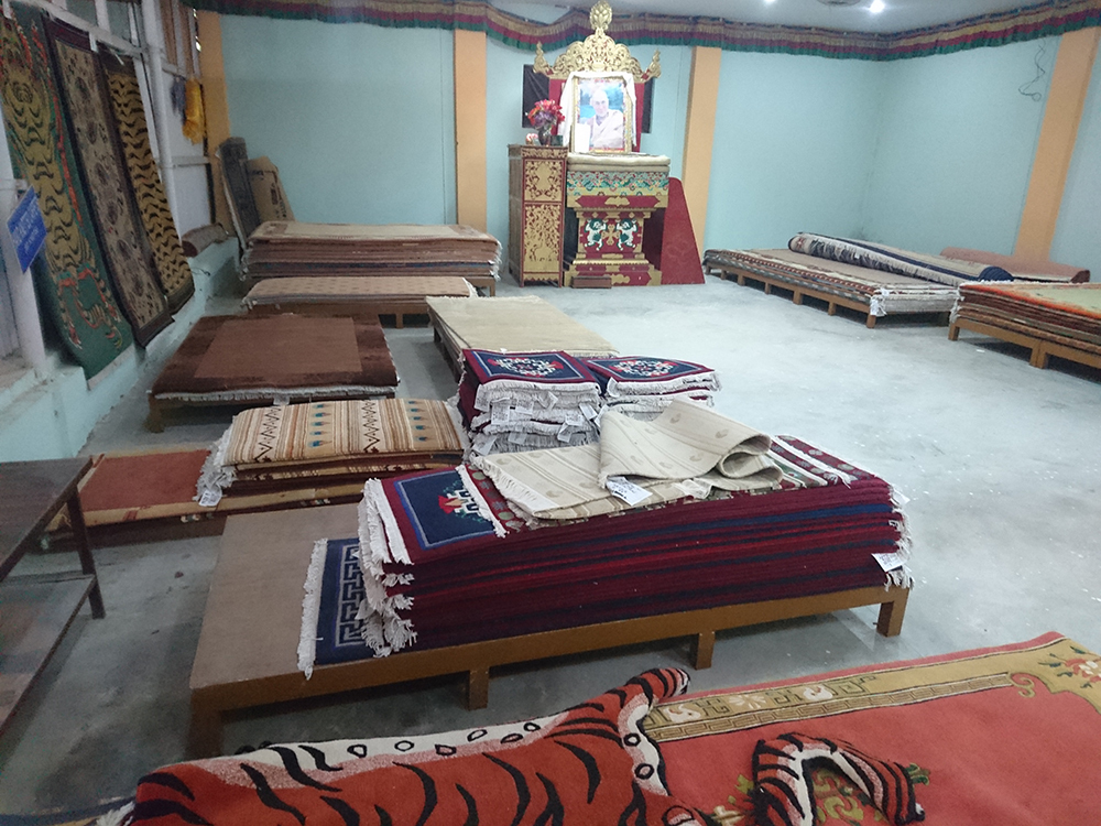 本物 シルク Mサイズ 99cm チベタンタイガー ラグ チベット絨毯 チベットラグ トラ ラグマット チベタンラグ カーペット NIGO APE_全て手織りで完成まで約2ヶ月掛かります。