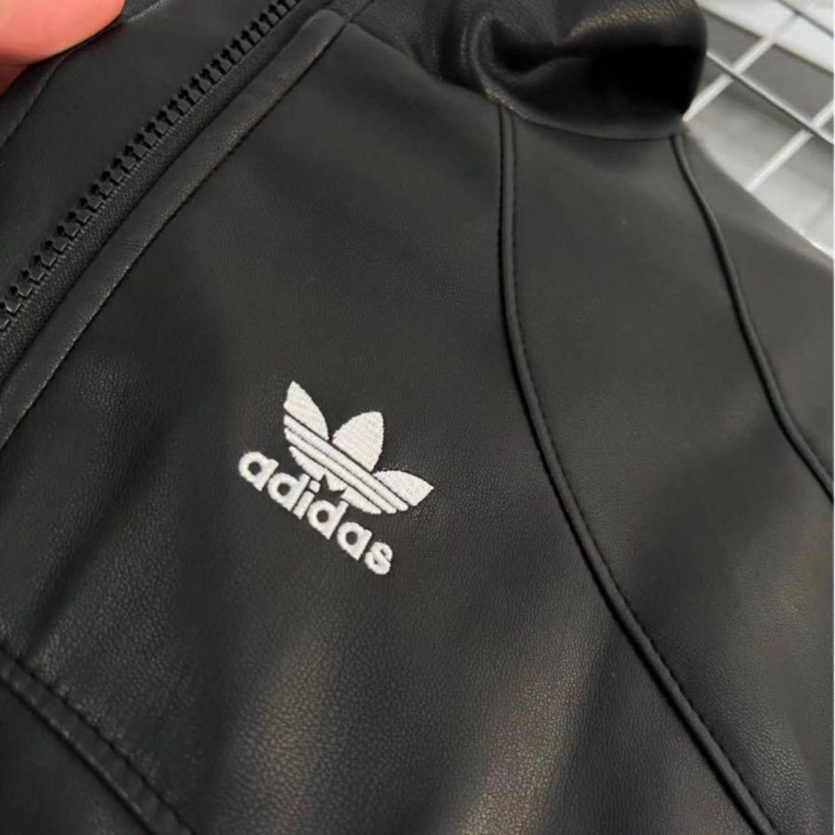 アディダス adidas ロゴ刺繍 フェイクレザージャケット ブラック アディダス adidas ロゴ刺繍 フェイクレザージャケット ブラック