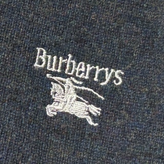 新品同然スコットランド製バーバリーBURBERRY刺繍入りシェットランドVネック・セーター★チャコール★39_画像4