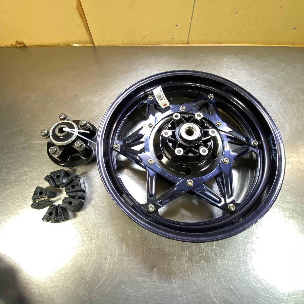 Yahoo!オークション - VF1000R 希少 D.I.D リアホイールAssy綺麗 Yahoo!オークション - VF1000R 希少 D.I.D リアホイールAssy綺麗