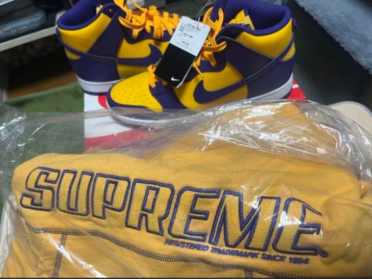 supreme パーカー NIKEダンクハイ レイカーズカラー2点セット supreme パーカー NIKEダンクハイ レイカーズカラー2点セット