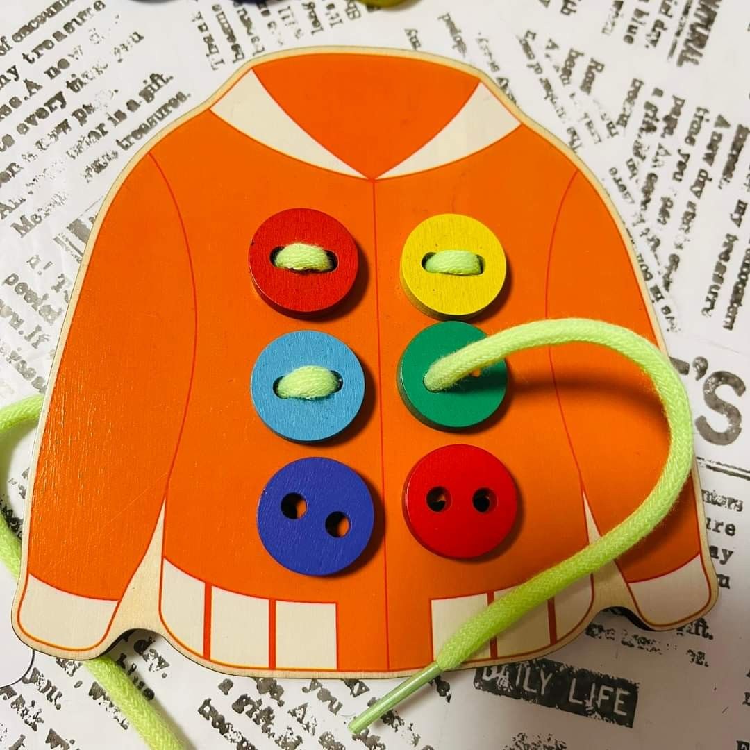 紐通し 知育玩具 指先運動  幼児教育  モンテッソーリ ボタン カード付き  ボタン付け 保育所 木のおもちゃ