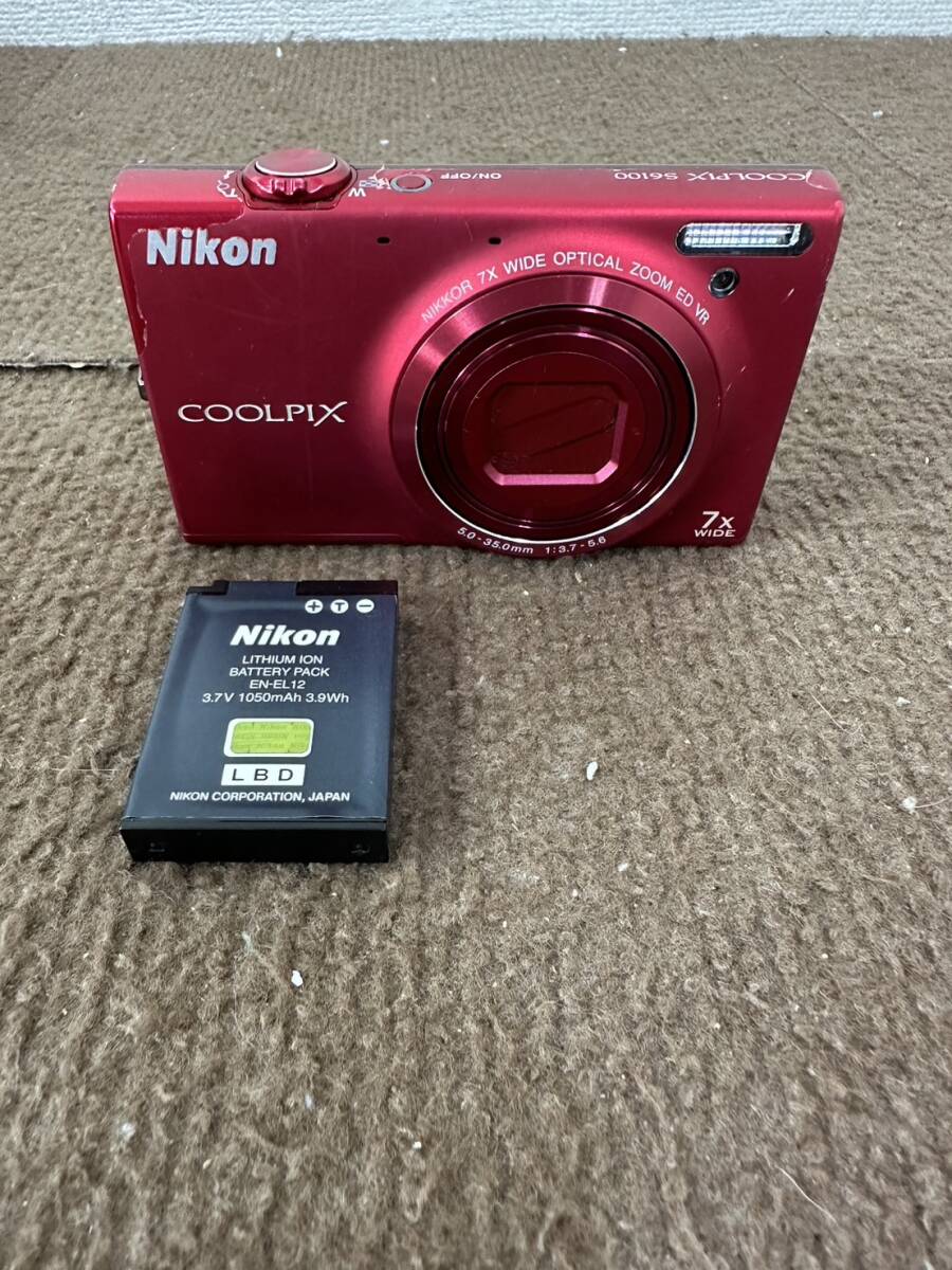 【現状品】Nikon ニコン COOLPIX S6100 コンパクトデジタルカメラ 本体のみ 通電動作未確認 レッド バッテリー付 画面汚れあり ジャンク_画像1