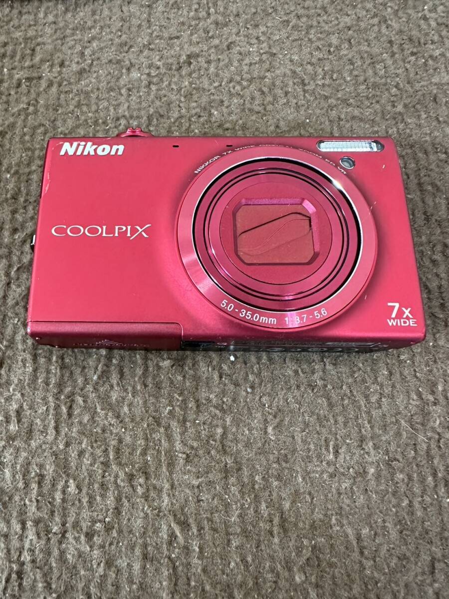 【現状品】Nikon ニコン COOLPIX S6100 コンパクトデジタルカメラ 本体のみ 通電動作未確認 レッド バッテリー付 画面汚れあり ジャンク_画像3