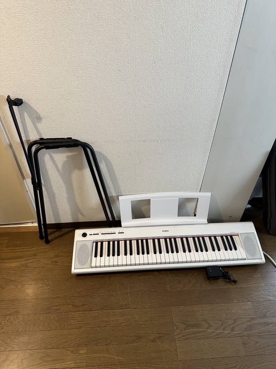 I【中古品】YAMAHA ヤマハ piggero NP-12WH 電子ピアノ キーボード 2023年製 足付 通電動作確認済み_画像1