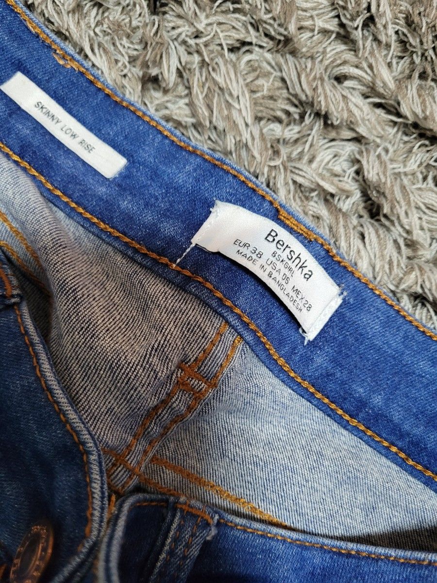 Bershkaデニムパンツ　値下げ