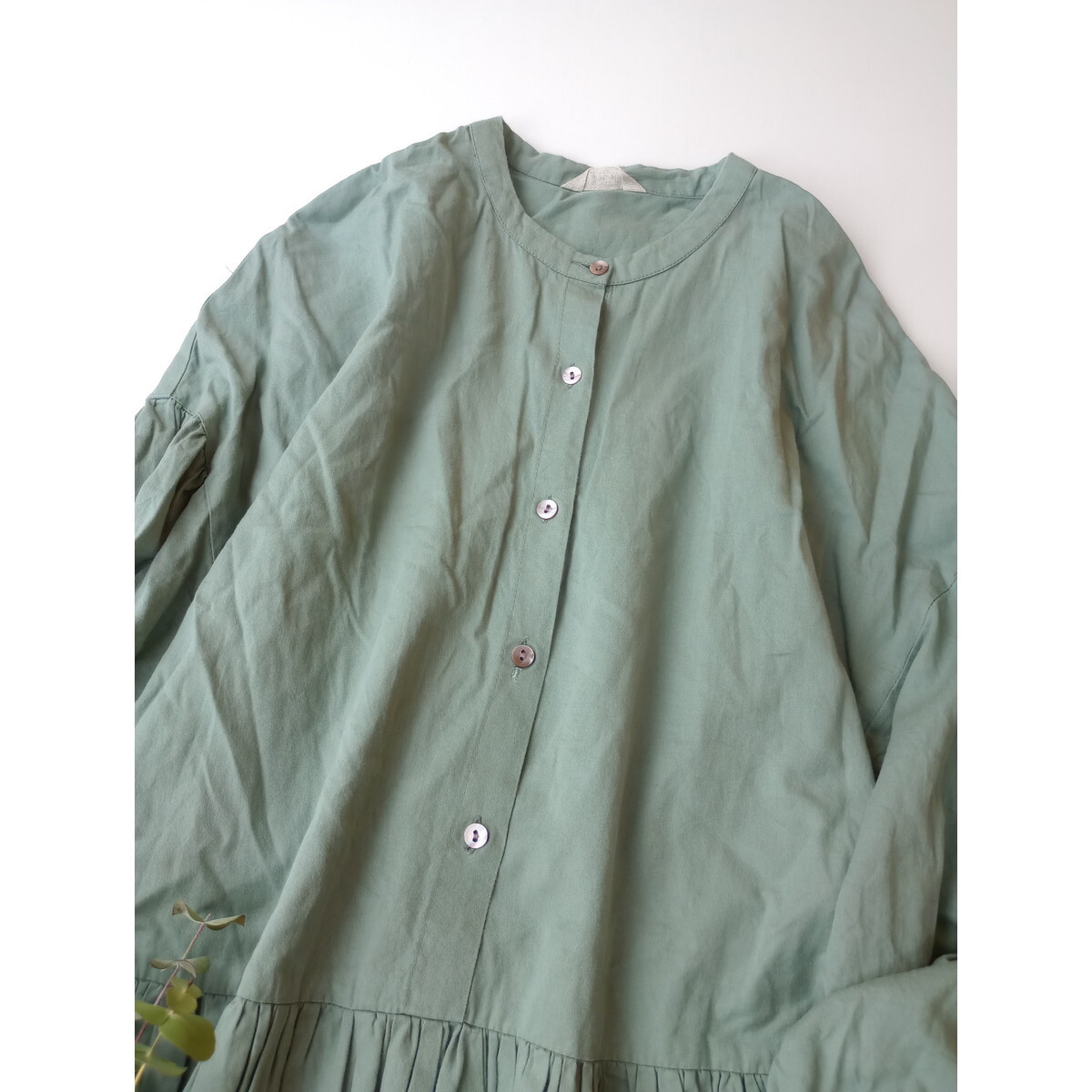 m.n エムドットエヌ「一日をやさしく彩る」インド製 コットン 綿 100％ バンドカラー ボリューム袖 ロング ワンピース グリーン (23Y+9198)の画像2