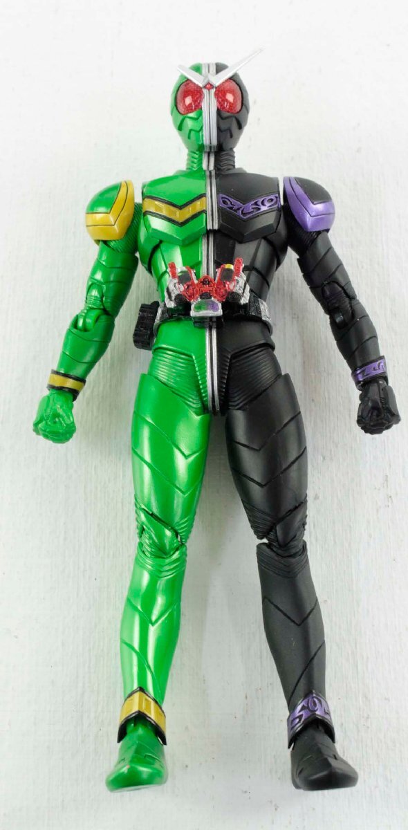 【中古・訳アリ品】バンダイ S.H.Figuarts 仮面ライダーW サイクロンジョーカー【角折れ】'_画像2