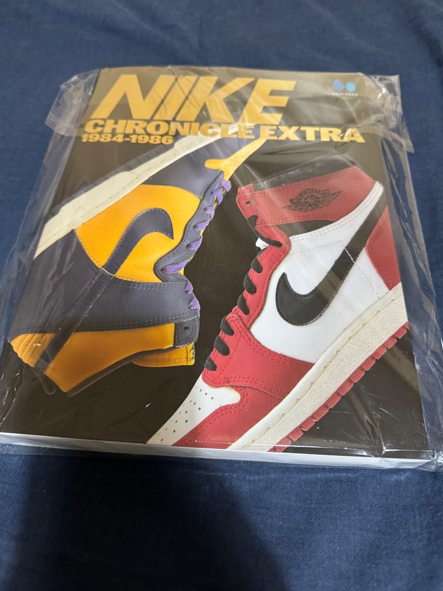 NIKE スニーカー　本　