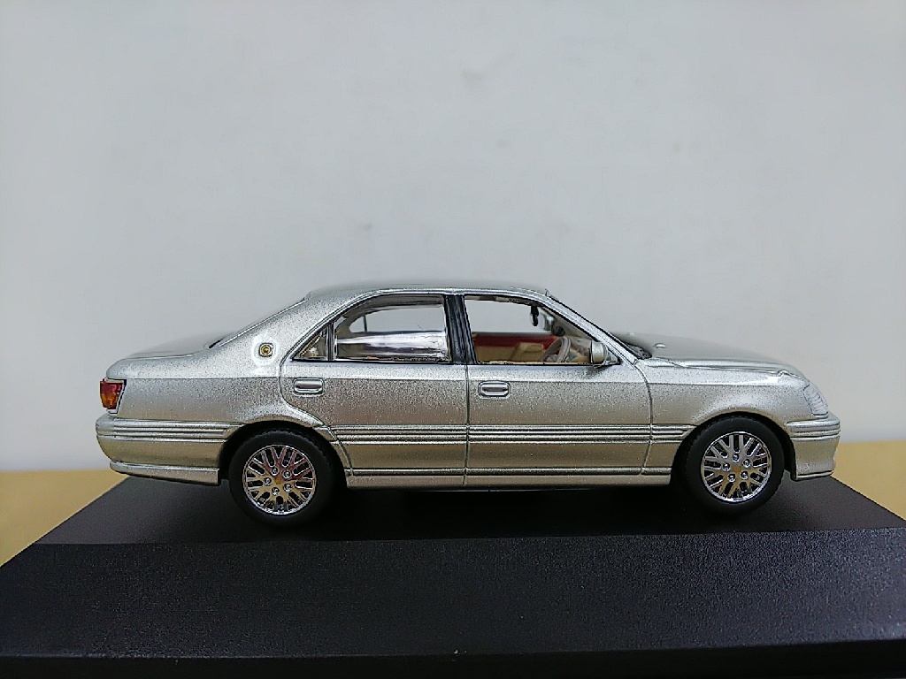 ■ 京商J-COLLECTION製 1/43 JC10013SL TOYOTA CROWN SALOON G 2001 トヨタクラウン モデルミニカー　絶版希少モデル_画像4