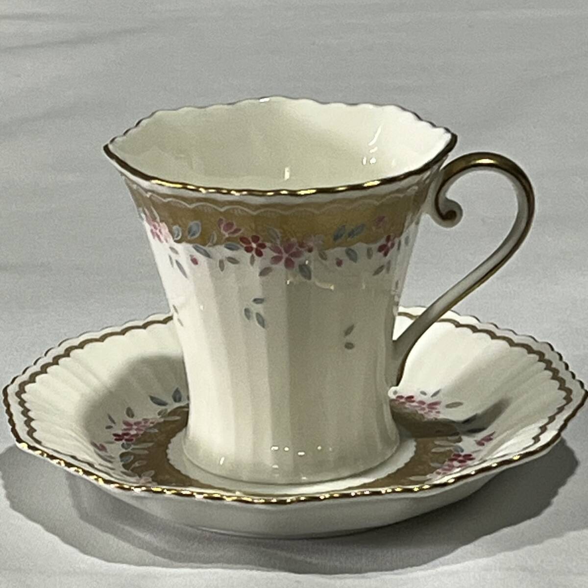 【新品・未使用品】NARUMI/ナルミ BONE CHINA ボーンチャイナ カップ＆ソーサー ティー碗皿セット_画像4