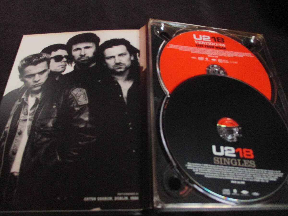 ★U2「ザ・ベスト・オブ U2　18シングルズ」（国内盤、CD + DVD、2枚組限定盤、帯付き）_画像4