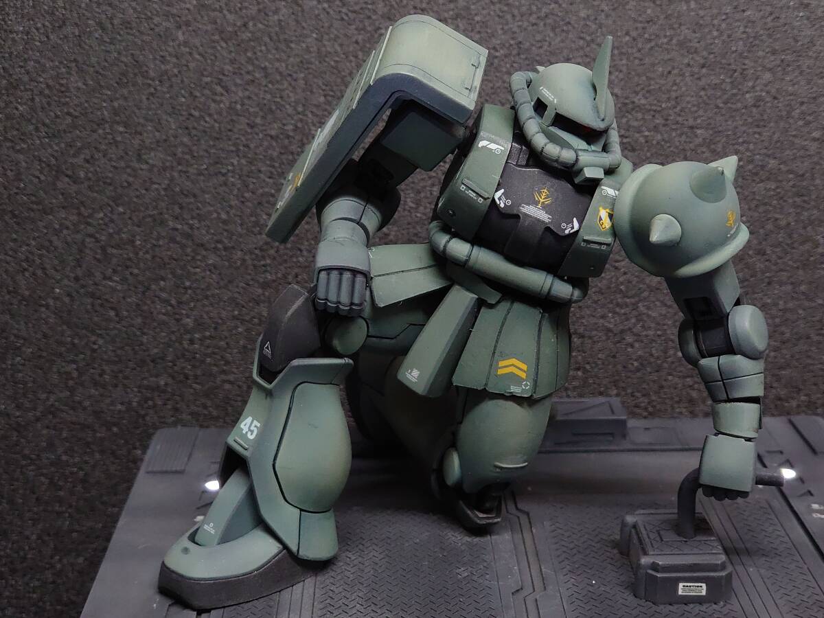 バンダイ HGUC 量産型ザク revive 1/144 全塗装、ヴィネット バンダイ HGUC 量産型ザク revive 1/144 全塗装、ヴィネット