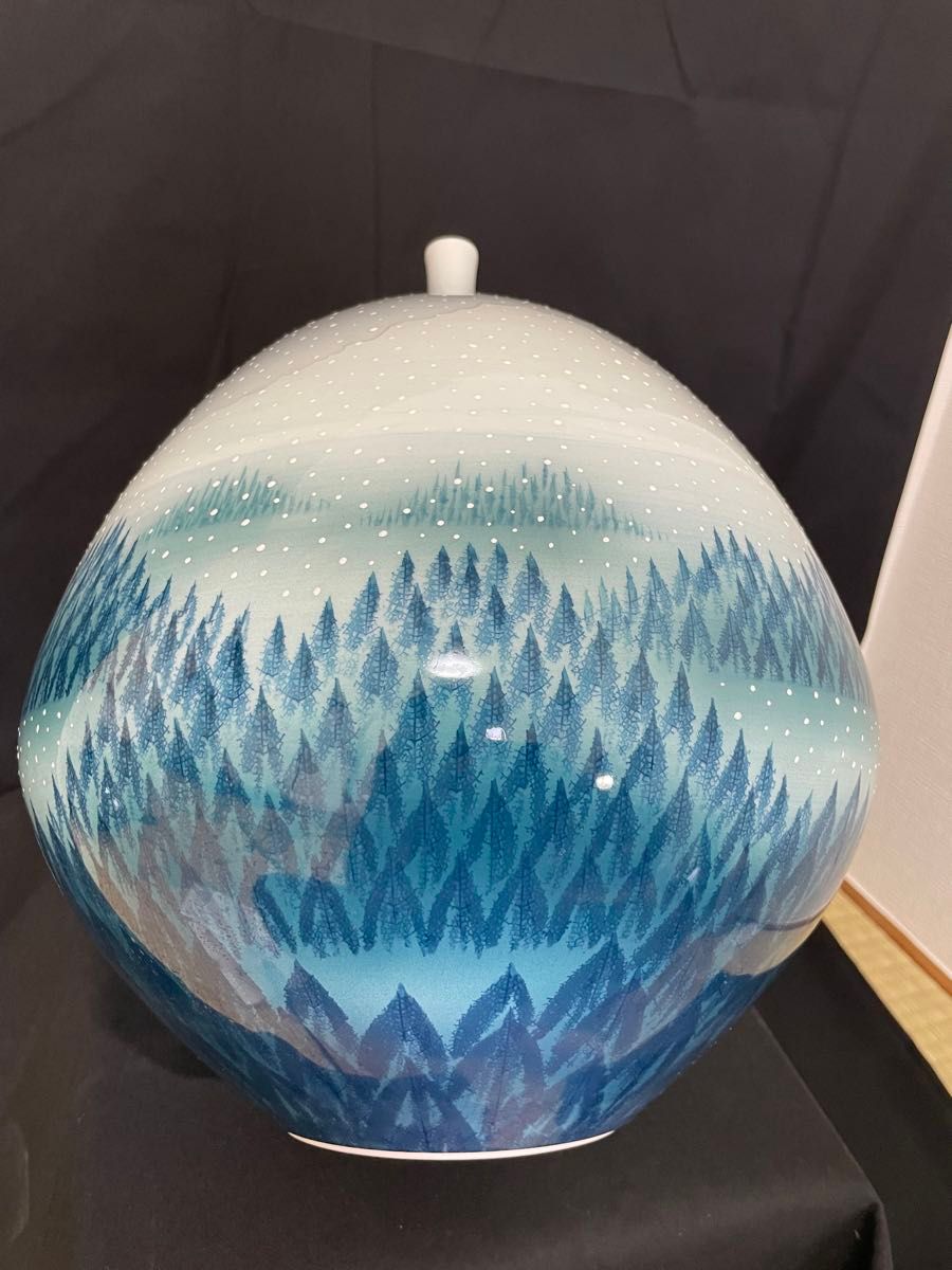 有田焼 藤井朱明 作 特大白嶺雪景色染付樹海図細密絵付花瓶 飾壷 有田焼 藤井朱明 作 特大白嶺雪景色染付樹海図細密絵付花瓶 飾壷