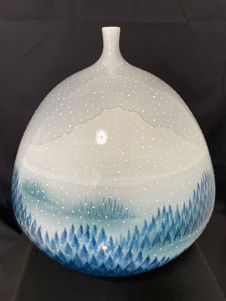 有田焼 藤井朱明 作 特大白嶺雪景色染付樹海図細密絵付花瓶 飾壷 有田焼 藤井朱明 作 特大白嶺雪景色染付樹海図細密絵付花瓶 飾壷