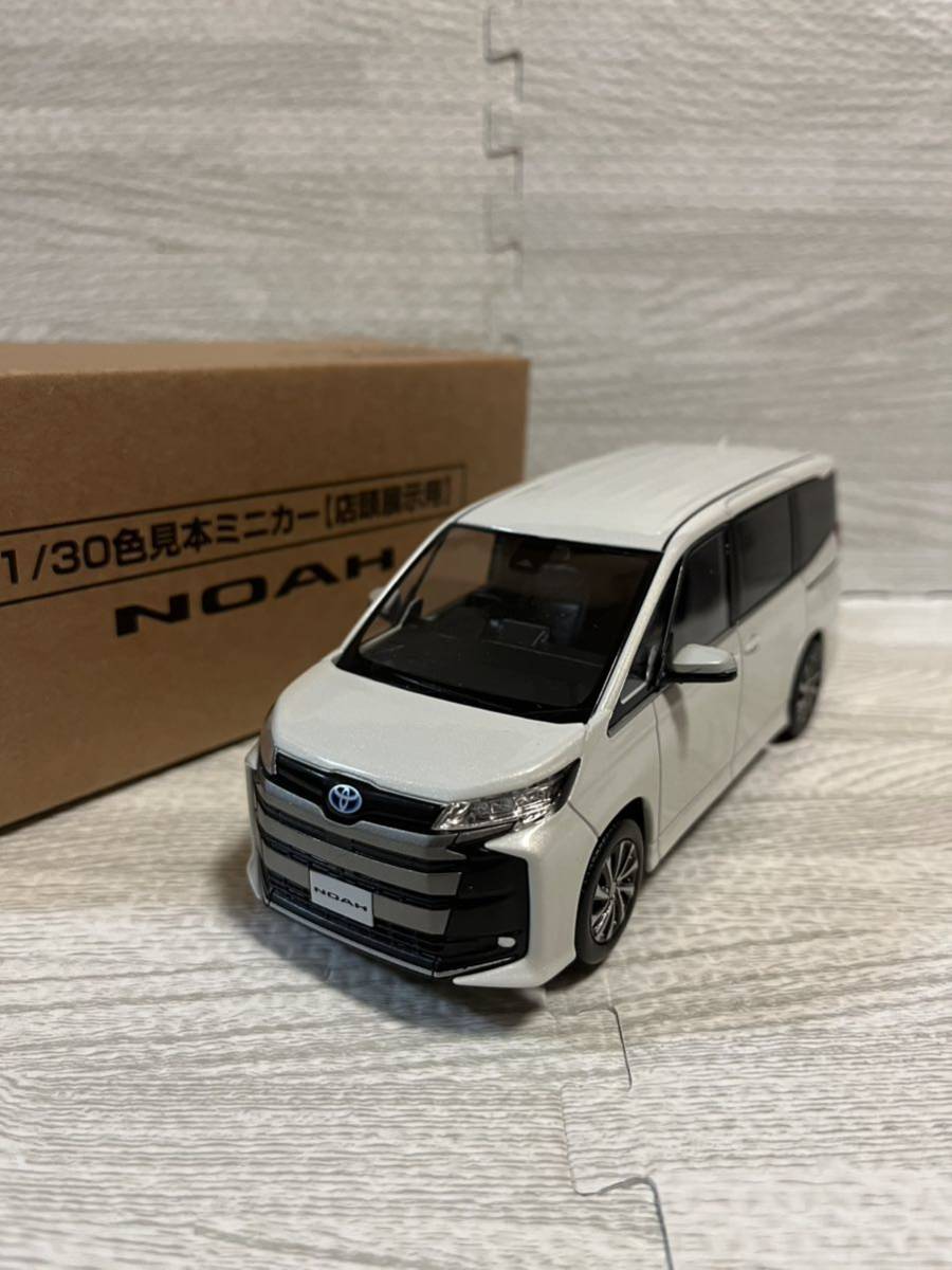 トヨタ 新型ノア NOAH 1/30 カラーサンプルミニカー　ホワイトパールクリスタルシャイン_画像1