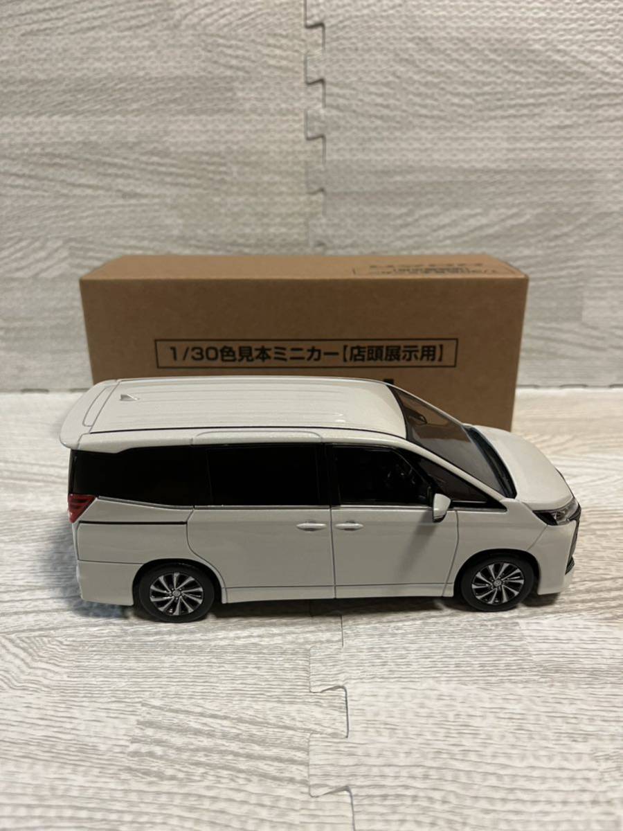 トヨタ 新型ノア NOAH 1/30 カラーサンプルミニカー　ホワイトパールクリスタルシャイン_画像3