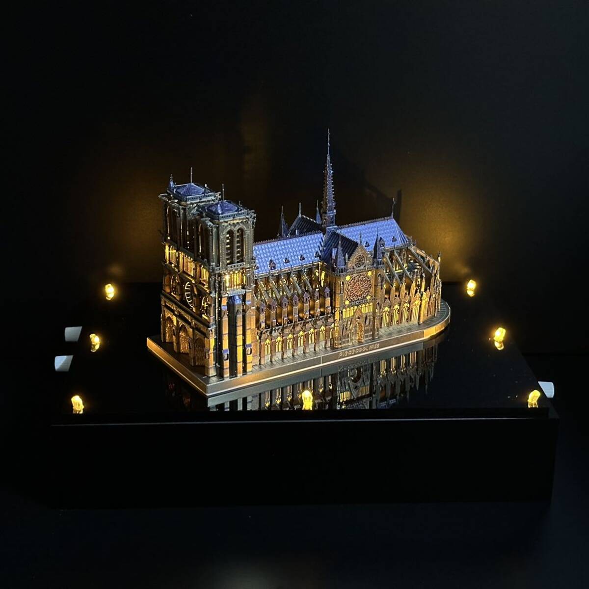 ノートルダム大聖堂　金属模型の組立完成品を特注アクリルケースに取付け 調光式LED照明設置(piececool 3D METALPUZZLE)縮尺およそ1/1000_画像5