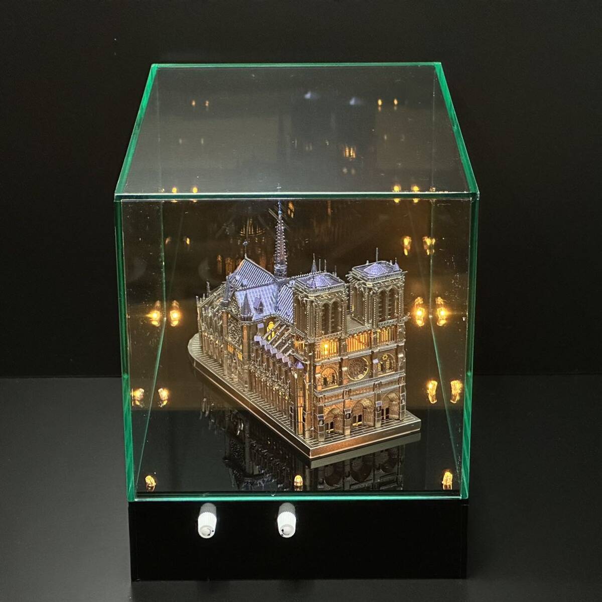 ノートルダム大聖堂 金属模型の組立完成品を特注アクリルケースに取付け 調光式LED照明設置(piececool 3D METALPUZZLE)縮尺およそ1/1000の画像2