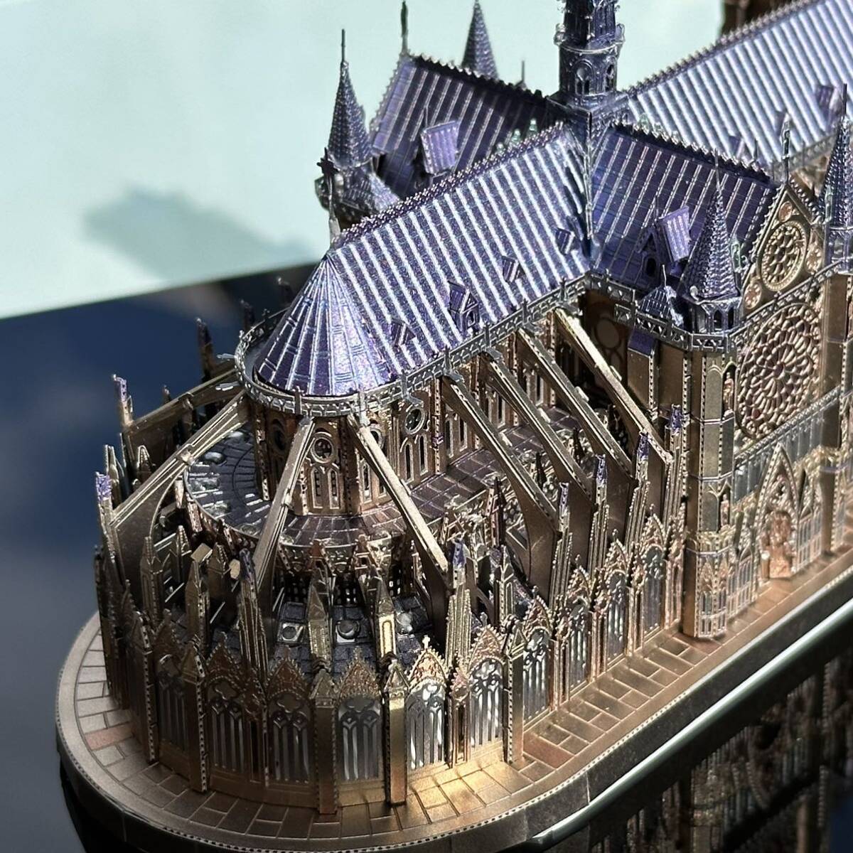 ノートルダム大聖堂　金属模型の組立完成品を特注アクリルケースに取付け 調光式LED照明設置(piececool 3D METALPUZZLE)縮尺およそ1/1000_画像9
