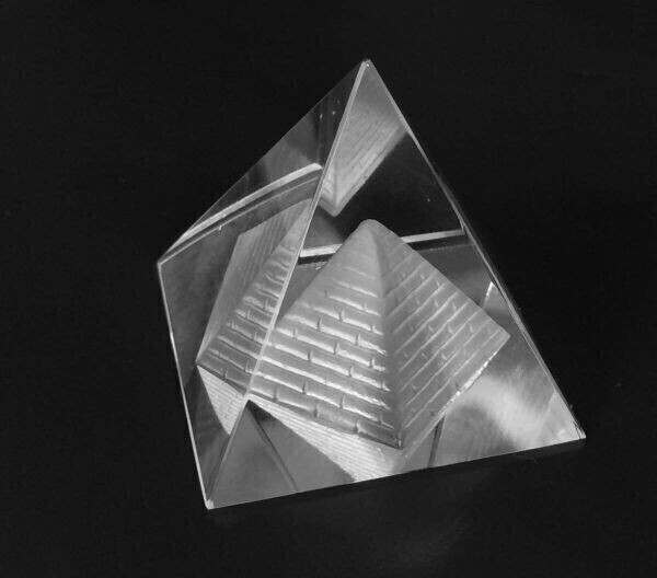 クリスタルピラミッド 大きなクリスタルの中に小さいピラミッドが入る構造 西の風水に 2051166■■の画像1