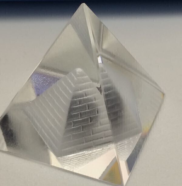 クリスタルピラミッド　大きなクリスタルの中に小さいピラミッドが入る構造 西の風水に 2051166☆_画像5