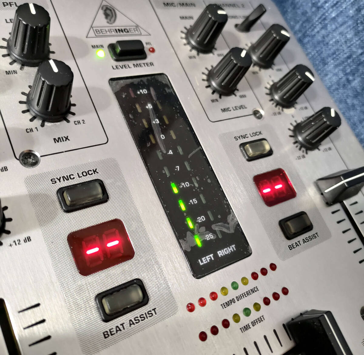  б/у BEHRINGER Behringer PRO MIXER VMX100 2 канал DJ