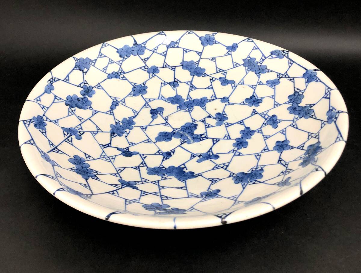  old Imari plum flower ice .. blue and white ceramics large plate futoshi Akira .. year made diameter approximately 40.5cm *424